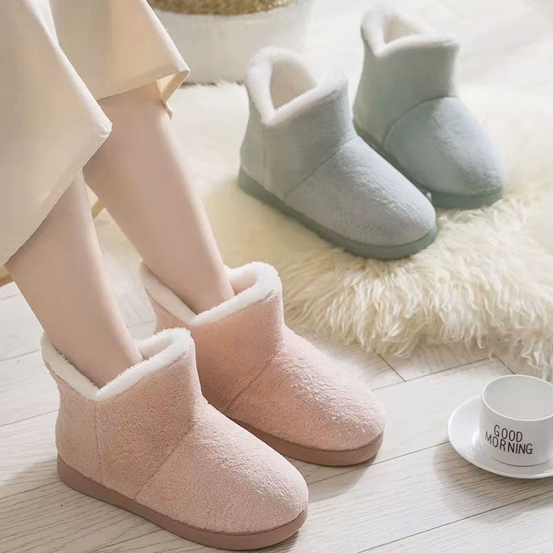 Mannequin portant une paire de Chaussons d'hiver rembourrés pour femmes, coloris rose et vert.